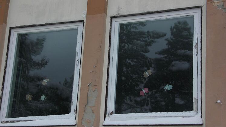 Die Farbe blättert von der Außenwand und den Fenstern ab.  Foto: Friedwald Schedel