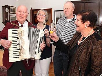 Hans-Georg Wennmacher (l.) spielte seiner Frau Elisabeth (r.) ein Ständchen zur goldenen Hochzeit, Tochter Dagmar und Bürgermeister Gerald Brehm sangen mit. Foto: Johanna Blum