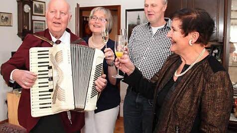 Hans-Georg Wennmacher (l.) spielte seiner Frau Elisabeth (r.) ein Ständchen zur goldenen Hochzeit, Tochter Dagmar und Bürgermeister Gerald Brehm sangen mit. Foto: Johanna Blum