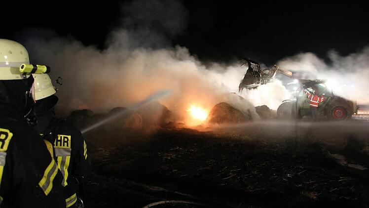 Eindrücke vom Brand in Haard in der Nacht auf Sonntag. Foto: Ralf Ruppert