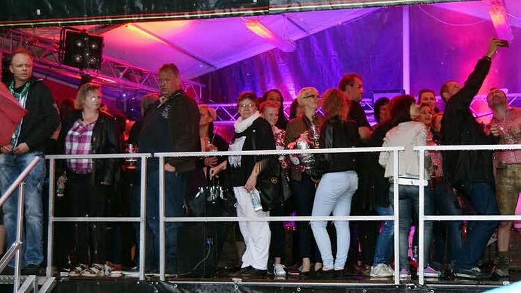 Die Bühne nahm auch das Publikum in Beschlag, wenn es mal wieder kräftig "schüttete". Fotos: Andreas Welz
