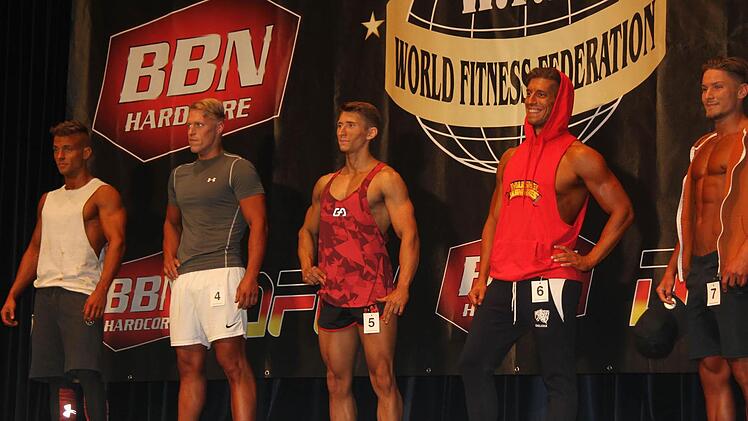 Fünf wohlproportionoierte Männer. Links Jan Weinlein. Foto: Sonny Adam