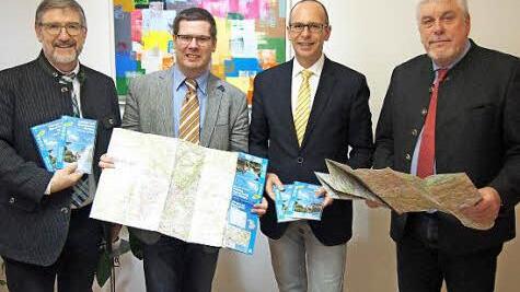 Michael Busch (Landrat Coburg), Thomas Hegen (Amt f&uuml;r Digitalisierung), Christian Meissner (Landrat Lichtenfels) und Norbert Tessmer (Oberb&uuml;rgermeister Stadt Coburg, von links).  Foto: pr