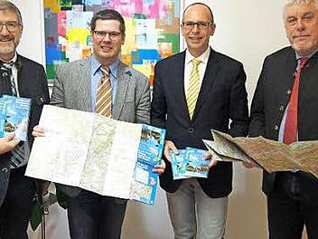 Michael Busch (Landrat Coburg), Thomas Hegen (Amt für Digitalisierung), Christian Meissner (Landrat Lichtenfels) und Norbert Tessmer (Oberbürgermeister Stadt Coburg, von links).  Foto: pr