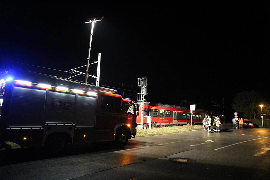 Fußgänger von Regionalbahn erfasst und schwer verletzt - Feuerwehr muss Passagiere evakuieren
