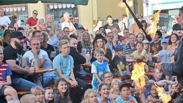 Kein Mittelalterfest ohne Feuerzauber: Darbietung auf dem Marktplatz