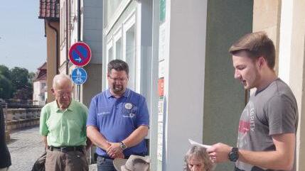 Gunter Demnig verlegt einen Stolperstein in der Adolf-Kolping-straße 8 für Julius Strauß.