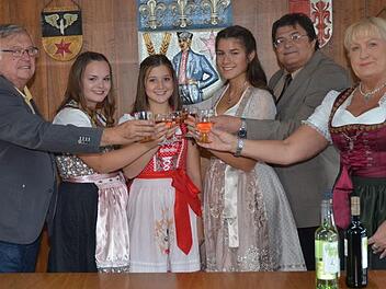 Die Kandidatinnen zur Wahl der Weinkönigin 2018 stoßen auf ein gutes Gelingen der Pressiger Weinstraße mit verkaufsoffenem Sonntag an. Mit dabei ist der Vorstand der AGMP  (v. l.): Hans Michel (Kassier), die Kandidatinnen Luisa Müller, Lea Stadelmann und Luisa Wicklein, Vorsitzender Wolfgang Förtsch und Anita Swiduruk (Schriftführerin). Foto: K.- H. Hofmann