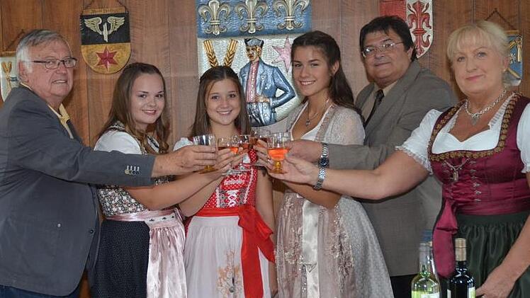 Die Kandidatinnen zur Wahl der Weinkönigin 2018 stoßen auf ein gutes Gelingen der Pressiger Weinstraße mit verkaufsoffenem Sonntag an. Mit dabei ist der Vorstand der AGMP  (v. l.): Hans Michel (Kassier), die Kandidatinnen Luisa Müller, Lea Stadelmann und Luisa Wicklein, Vorsitzender Wolfgang Förtsch und Anita Swiduruk (Schriftführerin). Foto: K.- H. Hofmann