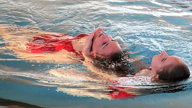 Die Jugendlichen zeigten verschiedene Rettungs&uuml;bungen, hier beispielsweise die Rettung einer Verungl&uuml;ckten (Nadine Klemm) aus dem Wasser, "abgeschleppt" von Sophie Hubert.Michael Will/BRK