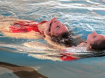 Die Jugendlichen zeigten verschiedene Rettungs&uuml;bungen, hier beispielsweise die Rettung einer Verungl&uuml;ckten (Nadine Klemm) aus dem Wasser, "abgeschleppt" von Sophie Hubert.Michael Will/BRK