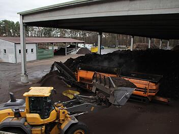 Im Moment gibt es auf der Medbacher Kompostanlage nur eine Überdachung. Gerüche minimieren könnte eine geschlossene Halle. C. Bauriedel