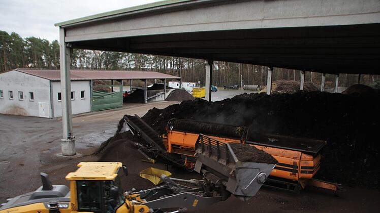 Im Moment gibt es auf der Medbacher Kompostanlage nur eine Überdachung. Gerüche minimieren könnte eine geschlossene Halle. C. Bauriedel