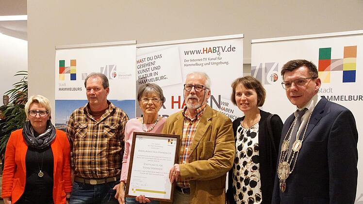 Bürgermeister Armin Warmuth (rechts) mit den Vertretern der Afrika Hilfe Franken. In der Mitte mit Urkunde: Reinhard Beichel Foto: Arkadius Guzy