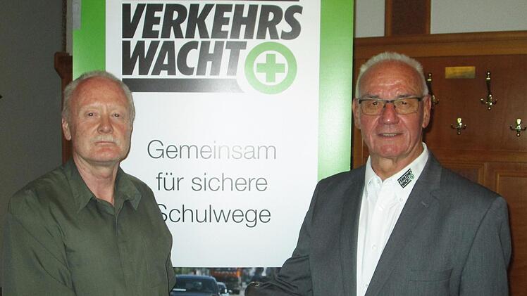 Der Alfons Hausmann (links) übernimmt den Vorsitz und dankte seinem Vorgänger Karlheinz Franz für dessen Einsatz und Leistungen bei der Gebietsverkehrswacht.