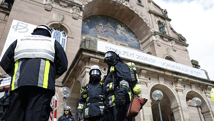 N&uuml;rnberg: Tiefgaragenbrand l&ouml;st Gro&szlig;einsatz aus - Staatstheater evakuiert