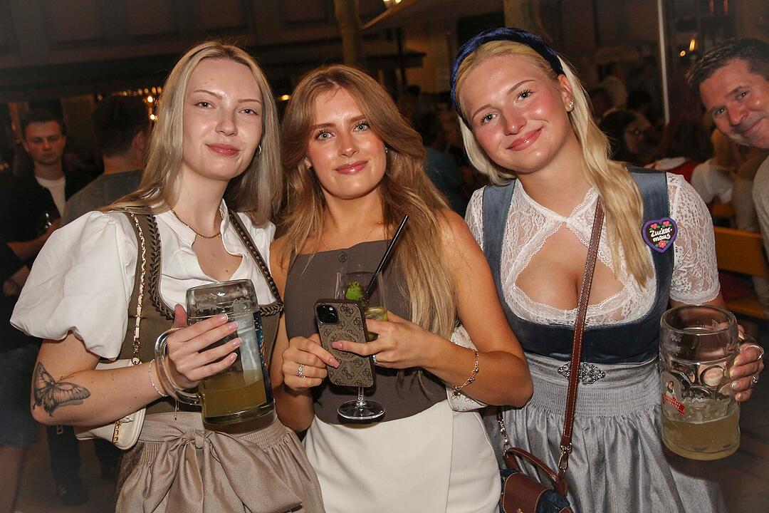Die Stadlbesucher feierten mit den Stoapf&auml;lzer Spitzbuam.