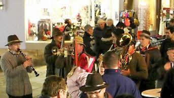 Heiß begehrt  waren die Produkte an den Ständen auf dem Marktplatz zu den Klängen der "Spräubläser".
