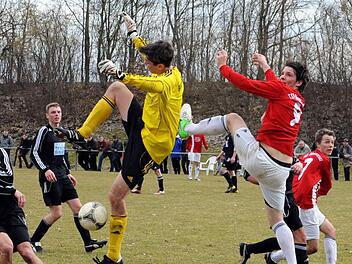 Beinarbeit vor dem Obererthaler Tor: Vorgeführt vom Obererthaler Keeper Michael Helm und Münnerstadts Simon Snaschel (rechts). Foto: Hopf