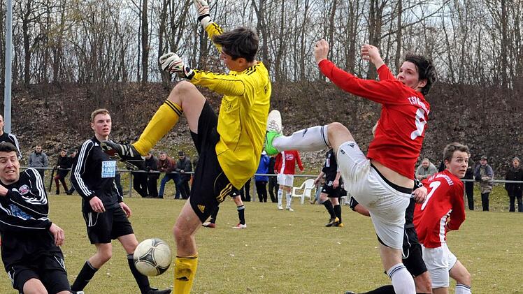 Beinarbeit vor dem Obererthaler Tor: Vorgeführt vom Obererthaler Keeper Michael Helm und Münnerstadts Simon Snaschel (rechts). Foto: Hopf