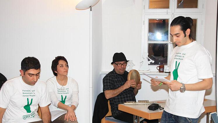 Mehdi Alishirazi, Farnaz Tabrizi und Farshad Tabrizi (stehen, von links) liefern Informationen über ihr Heimatland. Nader Rezazadeh (im Hintergrund) sorgt für die musikalische Untermalung.