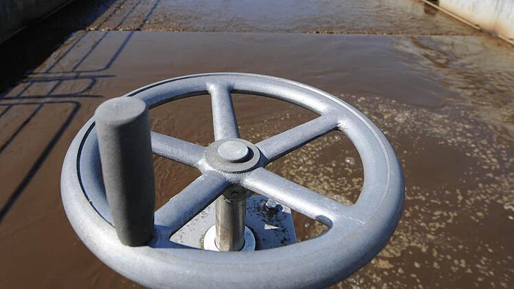 Die Mainleuser müssen für die Abwasserentsorgung ab 2015 tiefer in den Geldbeutel greifen. Symbolbild: Patrick Seeger/dpa