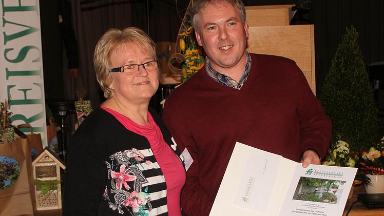 Für die Umgestaltung eines Bildstockes in der Ortsmitte konnte der Gartenbauverein Goßmannsdorf eine Auszeichnung und ein Geldpräsent in Empfang nehmen; rechts der Vorsitzende Christian Guschke und links die stellvertretende Kreisvorsitzende Birgit Baier.