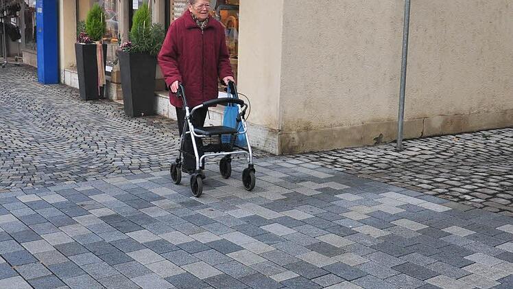 Die Stadt Haßfurt hat 315 000 Euro investiert, um den Platz vor dem Landratsamt und der Stadthalle, die Einmündungen der Seitenstraßen in die Hauptstraße und den Zugang zur Stadtpfarrkirche mit gut begehbarem Pflaster zu versehen. "Das tut gut", äußerte sich Waltraud Paul (im Bild), die mit dem Rollator unterwegs war.