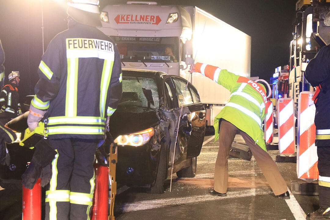Auto prallt auf B505 gegen Teermaschine