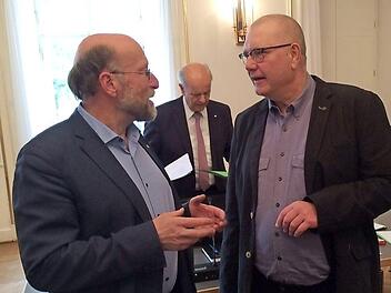Peter Gack (l.) und sein Nachfolger Ralf Dischinger   Foto: M. Wehner