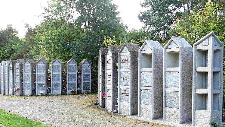 Die Urnennischenanlage wurde nach links und rechts erweitert. Foto: Richard Sänger