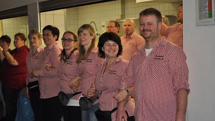 Der Brauverein Ummerstadt sorgte für den Getränkeservice und für Schunkelstimmung.S. Albrecht