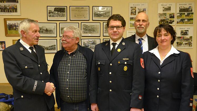 Der scheidende Vorsitzende Siegfried Kiesel (links) gratuliert Willy Fuchsstadt zu dessen 50-jähriger Vereinszugehörigkeit. Daneben die scheidenden Kommandanten Christian Kiesel und Christine Rausch sowie Oberbürgermeister Kay Blankenburg (hinten).