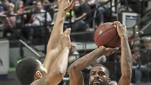 Die ersten f&uuml;nf und die letzten sieben Punkte erzielte Bambergs Topwerfer Dorell Wright, der sich hier gegen Ivan Elliot behauptet. Mit 30 Z&auml;hlern war der Ex-NBA-Profi der &uuml;berragende Akteur und verbuchte eine pers&ouml;nliche Bundesliga-Bestleistung.  Foto: Hartmut Adelmann