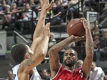 Die ersten fünf und die letzten sieben Punkte erzielte Bambergs Topwerfer Dorell Wright, der sich hier gegen Ivan Elliot behauptet. Mit 30 Zählern war der Ex-NBA-Profi der überragende Akteur und verbuchte eine persönliche Bundesliga-Bestleistung.  Foto: Hartmut Adelmann