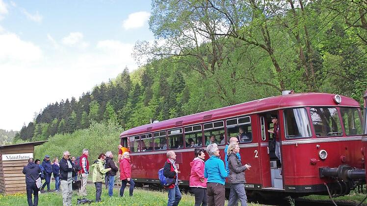 Der "Rote Brummer" am Bahnhof Mauthaus Foto: efr