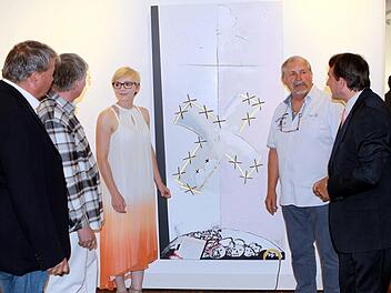 Interessiert unterhielten sich (v.l.) Jürgen Möhrle, Karol J. Hurec, Eva Bernschneider, Willi Karl und Matthias Liebel über die Werke des Vorsitzenden des Kronacher Kunstvereins. Michael Wunder