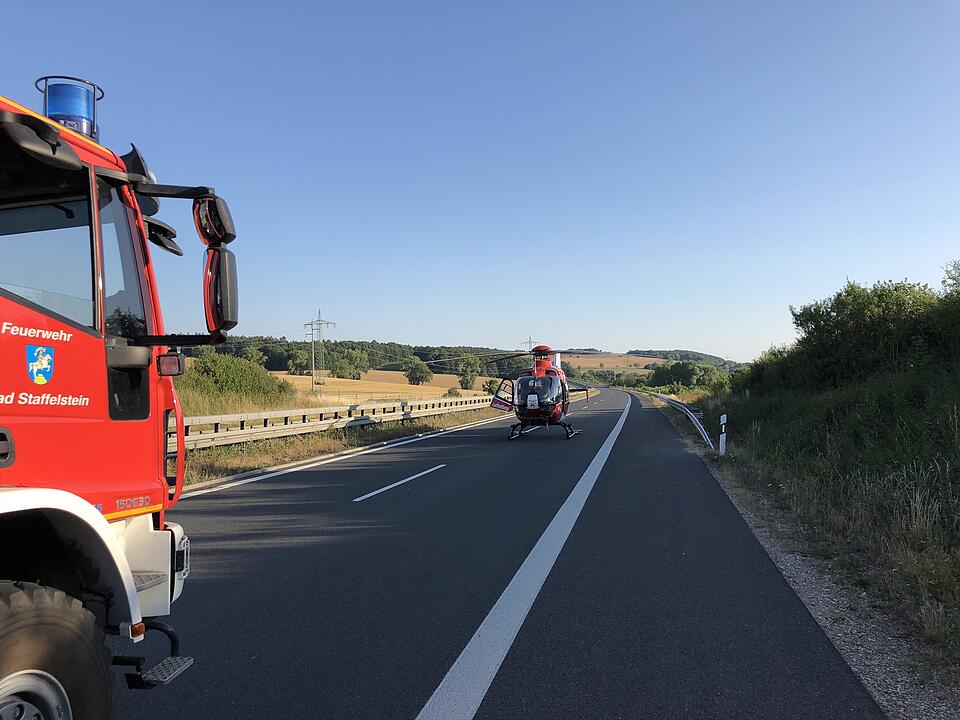 Schwerer Unfall auf A73: Cabrio überschlagen - zwei Menschen schwer verletzt