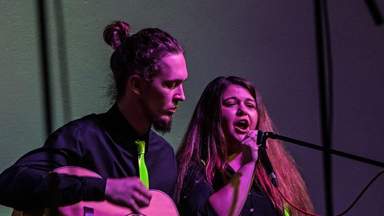 Mitreißend lebendigen Gesang demonstrierte der Coburger Hochschulchor "Die Klangfänger" bei seiner Musik zum Advent unter der Leitung von Moritz Metzner: Marina Fleischhauer (Gesang), Marius Merget (Gitarre)Foto: Jochen Berger