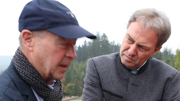 Der Koordinator des Porjektteams Klaus Riedel (links) erklärt Landrat und Schirmherr des Projekts Klaus Löffler den Multiwildschutz-Warner. Rainer Glissnik