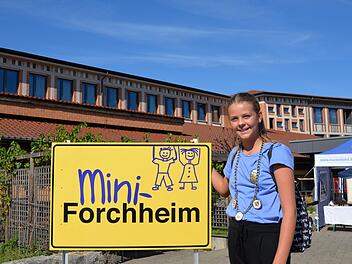 Oberbürgermeisterin Amelie (12) neben dem Ortsschild ihrer Gemeinde Foto: Franka Struve