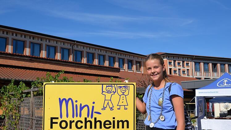 Oberbürgermeisterin Amelie (12) neben dem Ortsschild ihrer Gemeinde Foto: Franka Struve