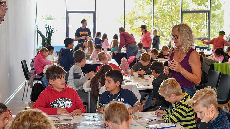 Weltkindertag: Etwa 120 junge Künstler waren am Donnerstag in der Zentralredaktion am Werkeln. Foto: Ronald Rinklef,