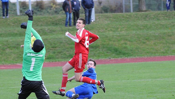 Kein Jokertor: Im doppelten Sinne blieb dem eingewechselten Bad Kissinger Jakob Fischer (blaues Trikot) das Nachsehen angesichts der 0:2-Niederlage gegen den SV R&ouml;delmaier. Foto: ssp