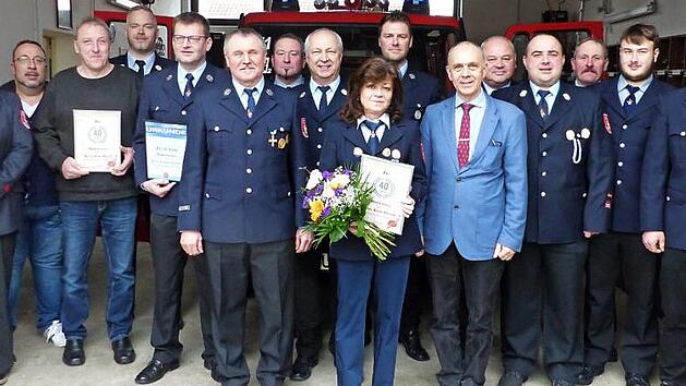 Langj&auml;hrige Mitglieder wurden bei der Freiwilligen Feuerwehr Mannsflur geehrt. Unser Bild zeigt (von links) Tanja Badusche, Mike Badusche, Peter Peinelt, Kreisbrandmeister Yves W&auml;chter, R&uuml;diger Fehrmann, Franz Eidenpentz, Ralf Locht, Michael Laaber, Karin Thomas, Christian Haber, B&uuml;rgermeister Franz Uome, Vorsitzenden Rainer Kaspar, Kommandant Heiko St&auml;sche, Karl Od&ouml;rfer, Alexander Od&ouml;rfer und Gerald Pittroff.  Foto: Wulf