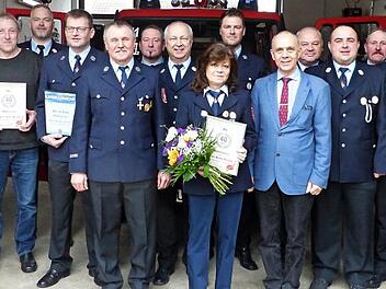 Langjährige Mitglieder wurden bei der Freiwilligen Feuerwehr Mannsflur geehrt. Unser Bild zeigt (von links) Tanja Badusche, Mike Badusche, Peter Peinelt, Kreisbrandmeister Yves Wächter, Rüdiger Fehrmann, Franz Eidenpentz, Ralf Locht, Michael Laaber, Karin Thomas, Christian Haber, Bürgermeister Franz Uome, Vorsitzenden Rainer Kaspar, Kommandant Heiko Stäsche, Karl Odörfer, Alexander Odörfer und Gerald Pittroff.  Foto: Wulf
