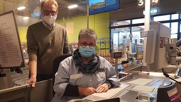 Doris Leutbecher ist seit 38 Jahren Kassiererin. Hinter ihr steht ihr Chef, der Edeka-Inhaber Elmar Bauer. Er sagt: "Es ist gro&szlig;artig, was die Kolleginnen leisten. Sie haben meinen h&ouml;chsten Respekt." Foto: Susanne Will