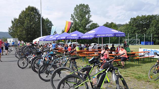 Fahrradfahren ist erlaubt, das Zusammensein danach leider nicht. So findet der Hessisch-Bayrische Rad-Vierer heuer nach einem Jahr Pause wieder statt - coronakonform.  Foto: Petra Heurich/Archiv
