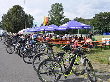 Fahrradfahren ist erlaubt, das Zusammensein danach leider nicht. So findet der Hessisch-Bayrische Rad-Vierer heuer nach einem Jahr Pause wieder statt - coronakonform.  Foto: Petra Heurich/Archiv