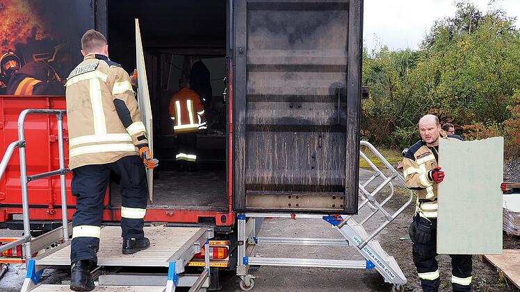 Der Container wird mit brennbarem Material bestückt. Foto: Klaus Rössner